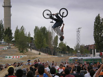 English: A biker making a backflip. Español: U...