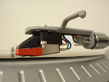 English: Close-up shot of a turntable cartridg...